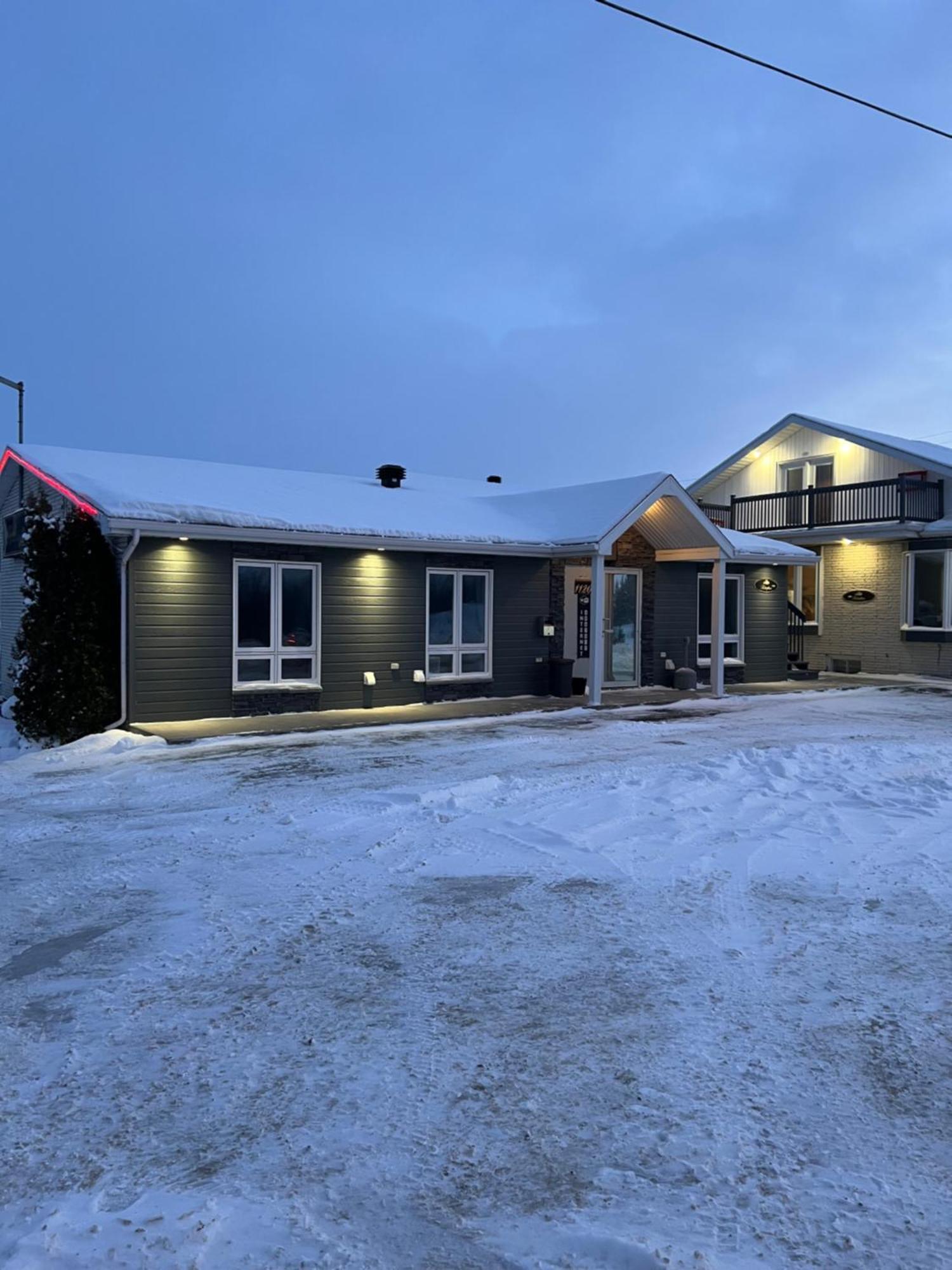 Hotel Auberge St-Felicien Saint-Felicien Bagian luar foto