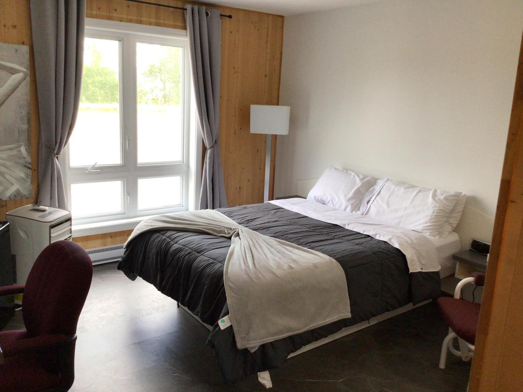 Hotel Auberge St-Felicien Saint-Felicien Bagian luar foto